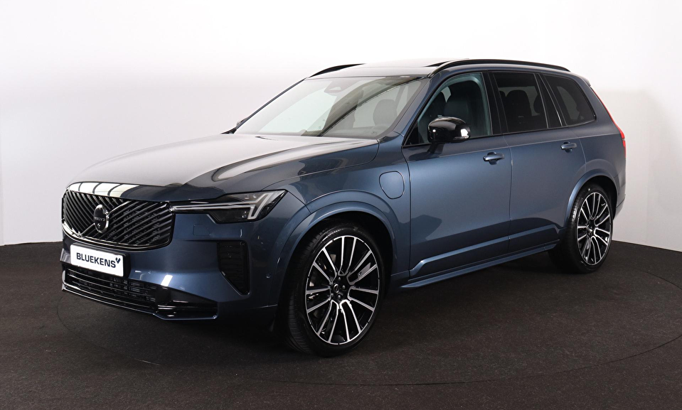 Volvo XC90 T8 Recharge AWD Ultra Dark Exec. Ed. - Luchtvering - Panorama/schuifdak - IntelliSafe Assist & Surround - 360º Camera - Bowers & Wilkins audio - Adaptieve LED koplampen - Verwarmde voorstoelen, stuur & achterbank - Parkeersensoren voor & achter - Elektr. bedienb. voorstoelen met geheugen - Geventileerde voorstoelen - Head up display - Draadloze tel. lader - Extra getint glas - Inklapbare trekhaak - 22' LMV