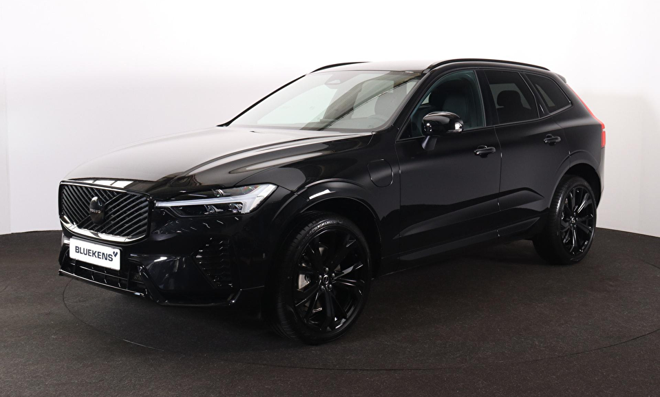 Volvo XC60 T6 Recharge AWD Plus Dark - IntelliSafe Assist & Surround - Harman/Kardon audio - Parkeercamera achter - Verwarmde voorstoelen, stuur & achterbank - Parkeersensoren voor & achter - Elektr. bedienb. voorstoelen met geheugen - Draadloze tel. lader - Extra getint glas - Inklapbare trekhaak - 21' LMV