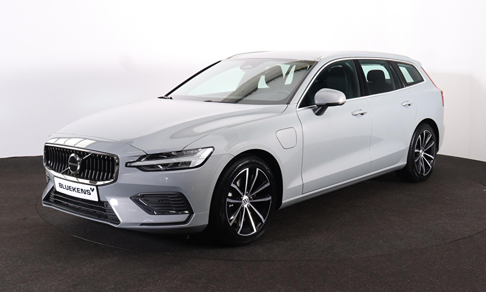 Volvo V60 T6 Recharge AWD Essential Bright - IntelliSafe Assist & Surround - Parkeercamera achter - Verwarmde voorstoelen, stuur & achterbank - Parkeersensoren voor & achter - Inklapbare trekhaak - 18' LMV