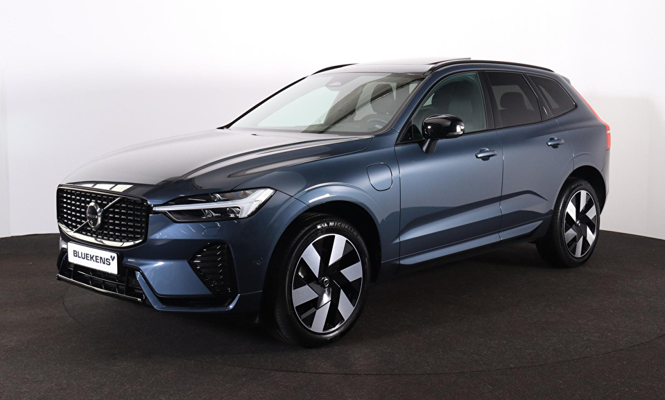 Volvo XC60 T8 Plug-in hybrid AWD Plus Dark - Panorama/schuifdak - IntelliSafe Assist & Surround - 360º Camera - Harman/Kardon audio - Adaptieve LED koplampen - Verwarmde voorstoelen, stuur & achterbank - Parkeersensoren voor & achter - Elektr. bedienb. voorstoelen met geheugen - Draadloze tel. lader - Standkachel - Extra getint glas - 20' LMV