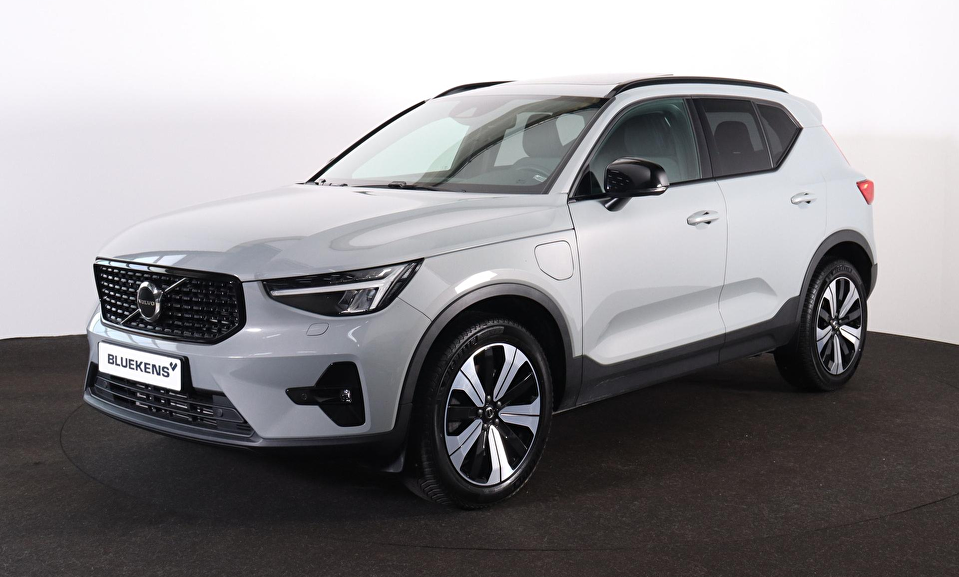 Volvo XC40 T5 Recharge Plus Dark - Panorama/schuifdak - IntelliSafe Assist - Harman/Kardon audio - Parkeercamera achter - Verwarmde voorstoelen & stuur - Parkeersensoren voor & achter - Elektr. bedienb. voorstoelen met geheugen links - Draadloze tel. lader - Extra getint glas - 19' LMV