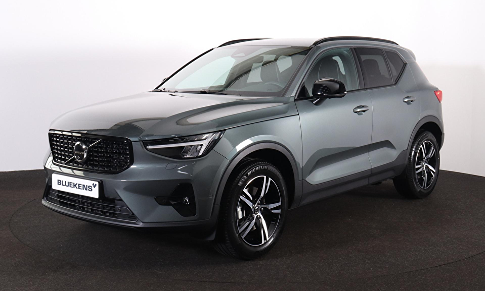 Volvo XC40 B3 Plus Dark - IntelliSafe Assist & Surround - 360º Camera - Verwarmde voorstoelen, stuur & achterbank - Parkeersensoren voor & achter - Elektr. bedienb. voorstoelen met geheugen links - Draadloze tel. lader - Standkachel - Extra getint glas - Inklapbare trekhaak - 18' LMV