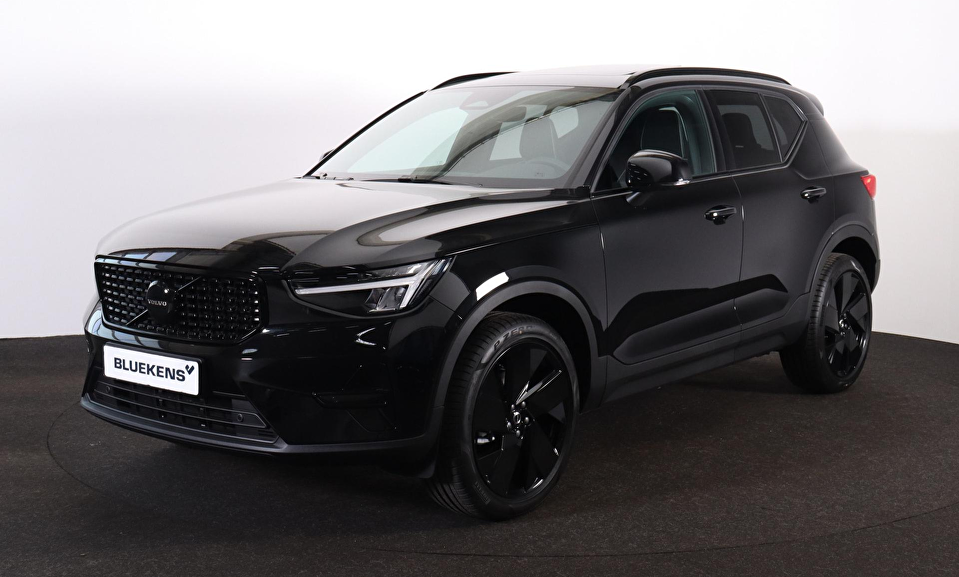 Volvo XC40 B4 Plus Black Edition - Panoramisch schuif-/kanteldak - Elektr. verstelbare voorstoelen, links met geheugen - IntelliSafe Assist & Surround - Harman Kardon audio - Verwarmde voorstoelen & stuur - Parkeersensoren voor & achter - Parkeercamera achter - Draadloze tel. lader - Extra getint glas - 20' LMV - Google Maps geïntegreerd - Apple®CarPlay