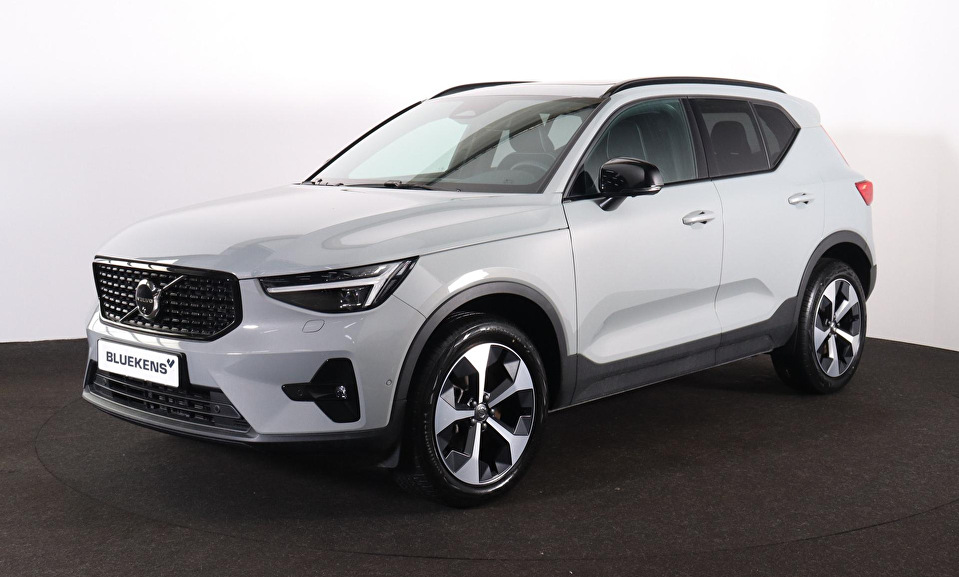 Volvo XC40 B3 Ultra Dark - Panorama/schuifdak - IntelliSafe Assist & Surround - 360º Camera - Harman/Kardon audio - Verwarmde voorstoelen & stuur - Parkeersensoren voor & achter - Elektr. bedienb. voorstoelen met geheugen links - Draadloze tel. lader - Standkachel - Extra getint glas - 19' LMV