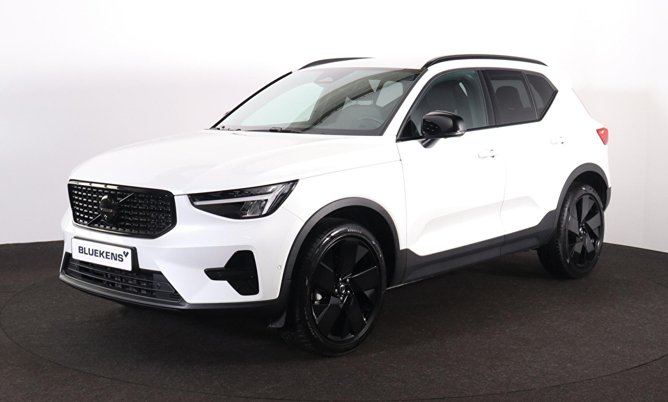 Volvo XC40 B3 Plus Black Edition - IntelliSafe Assist & Surround - 360º Camera - Harman/Kardon audio - Verwarmde voorstoelen & stuur - Parkeersensoren voor & achter - Elektr. bedienb. voorstoelen met geheugen links - Draadloze tel. lader - Standkachel - Extra getint glas - 20' LMV