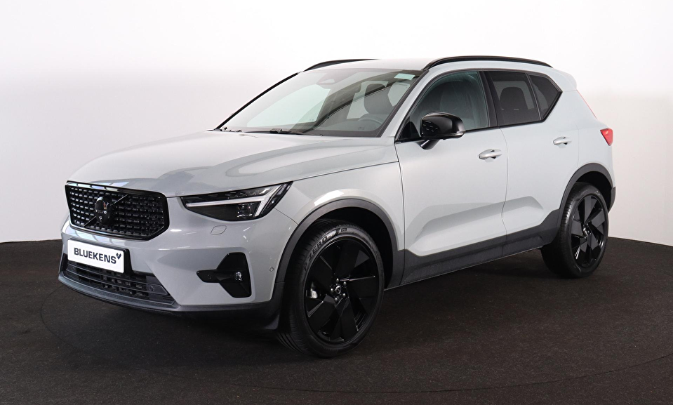 Volvo XC40 B3 Plus Black Edition - IntelliSafe Assist & Surround - 360º Camera - Harman/Kardon audio - Verwarmde voorstoelen & stuur - Parkeersensoren voor & achter - Elektr. bedienb. voorstoelen met geheugen links - Draadloze tel. lader - Extra getint glas - Inklapbare trekhaak - 20' LMV