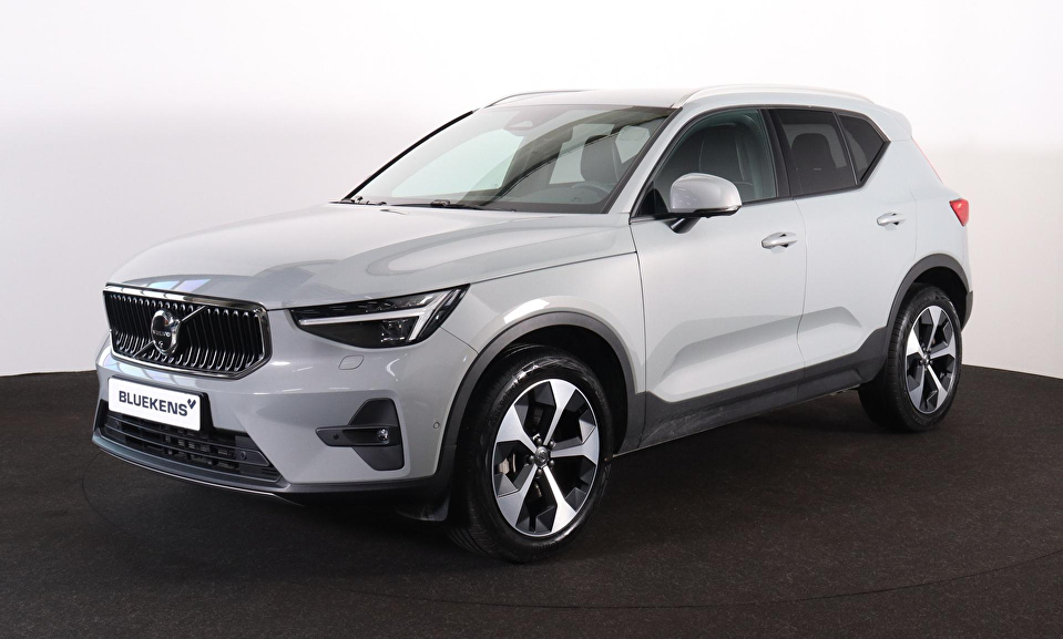 Volvo XC40 B3 Core - IntelliSafe Assist & Surround - 360º Camera - Verwarmde voorstoelen & stuur - Parkeersensoren voor & achter - Elektr. bedienb. voorstoelen met geheugen links - Draadloze tel. lader - Extra getint glas - 19' LMV