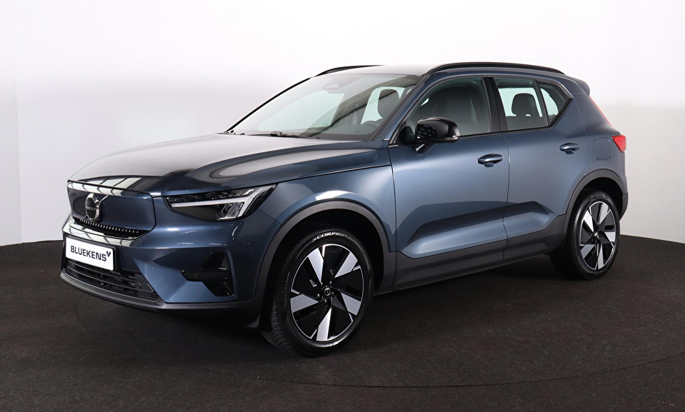 Volvo EX40 Extended Range Plus 82 kWh - IntelliSafe Assist & Surround - Harman/Kardon audio - Parkeercamera achter - Verwarmde voorstoelen & stuur - Parkeersensoren voor & achter - Draadloze tel. lader - Inklapbare trekhaak - 19' LMV