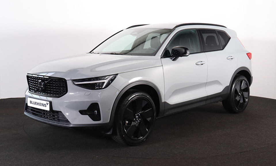 Volvo XC40 B3 Plus Black Edition - Panorama/schuifdak - IntelliSafe Assist & Surround - 360º Camera - Harman/Kardon audio - Verwarmde voorstoelen & stuur - Parkeersensoren voor & achter - Elektr. bedienb. voorstoelen met geheugen links - Draadloze tel. lader - Standkachel - Extra getint glas - Inklapbare trekhaak - 20' LMV