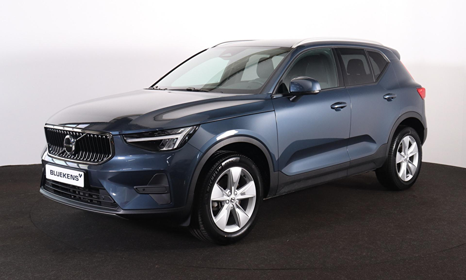 Volvo XC40 B3 Core Bright - IntelliSafe Assist & Surround - Parkeercamera achter - Verwarmde voorstoelen & stuur - Parkeersensoren voor & achter - Extra getint glas - 18' LMV
