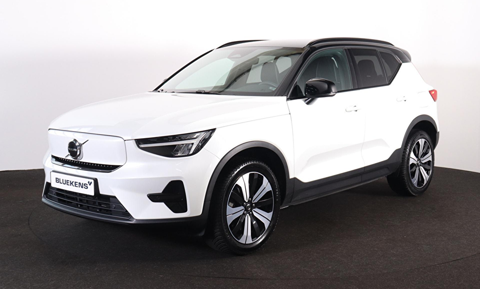Volvo XC40 Recharge Plus 70 kWh - IntelliSafe Assist & Surround - Parkeercamera achter - Verwarmde voorstoelen & stuur - Parkeersensoren voor & achter - Draadloze tel. lader - Warmtepomp - Extra getint glas - 19' LMV