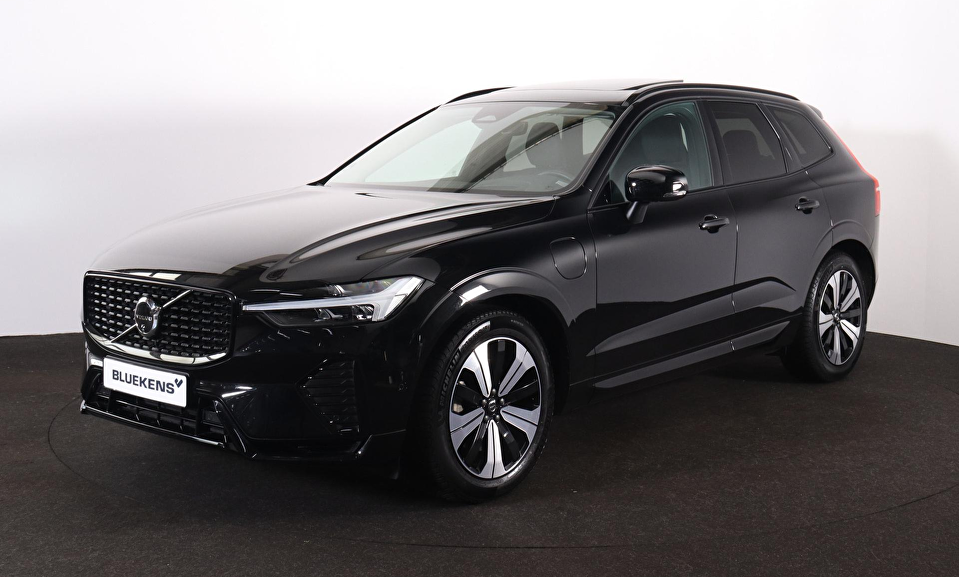 Volvo XC60 T8 Recharge AWD Ultimate Dark - Luchtvering - Panorama/schuifdak - IntelliSafe Assist & Surround - 360° Camera - Harman/Kardon audio - Verwarmde voorstoelen, stuur & achterbank - Parkeersensoren voor & achter - Elektr. bedienb. voorstoelen met geheugen - Head up display - Standkachel - Extra getint glas - Elektr. inklapbare trekhaak - 19' LMV