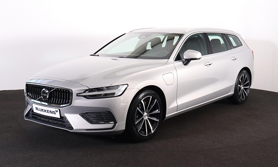 Volvo V60 T6 Recharge AWD Essential Bright - IntelliSafe Assist & Surround - Parkeercamera achter - Verwarmde voorstoelen, stuur & achterbank - Parkeersensoren voor & achter - Inklapbare trekhaak - 18' LMV