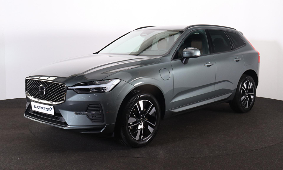 Volvo XC60 T6 Recharge AWD Essential -- IntelliSafe Assist & Surround - Achteruitrijcamera - Lederen bekleding - Verwarmde voorstoelen, stuur & achterbank - Parkeersensoren voor & achter - Extra getint glas - 19' LMV