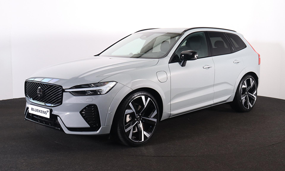 Volvo XC60 T8 Recharge AWD Ultra Black Edition Exec - Luchtvering - Panorama/schuifdak - IntelliSafe Assist & Surround - 360º Camera - Bowers & Wilkins audio - Adaptieve LED koplampen - Verwarmde voorstoelen, stuur & achterbank - Parkeersensoren voor & achter - Elektr. bedienb. voorstoelen met geheugen - Head up display - Draadloze tel. lader - Extra getint glas - 22' LMV