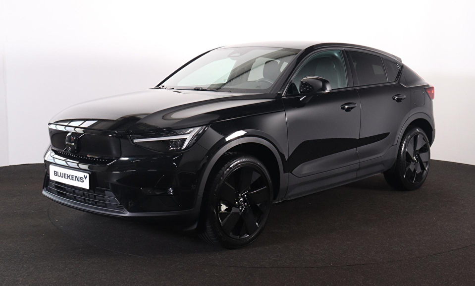 Volvo EC40 Performance Ultra Black Edition 82 kWh - IntelliSafe Assist & Surround - Harman/Kardon audio - Adaptieve LED koplampen - Verwarmde voorstoelen, stuur & achterbank - Parkeersensoren voor & achter - Elektr. bedienb. voorstoelen met geheugen links - Draadloze tel. lader - Warmtepomp - Extra getint glas - Inklapbare trekhaak - 20' LMV