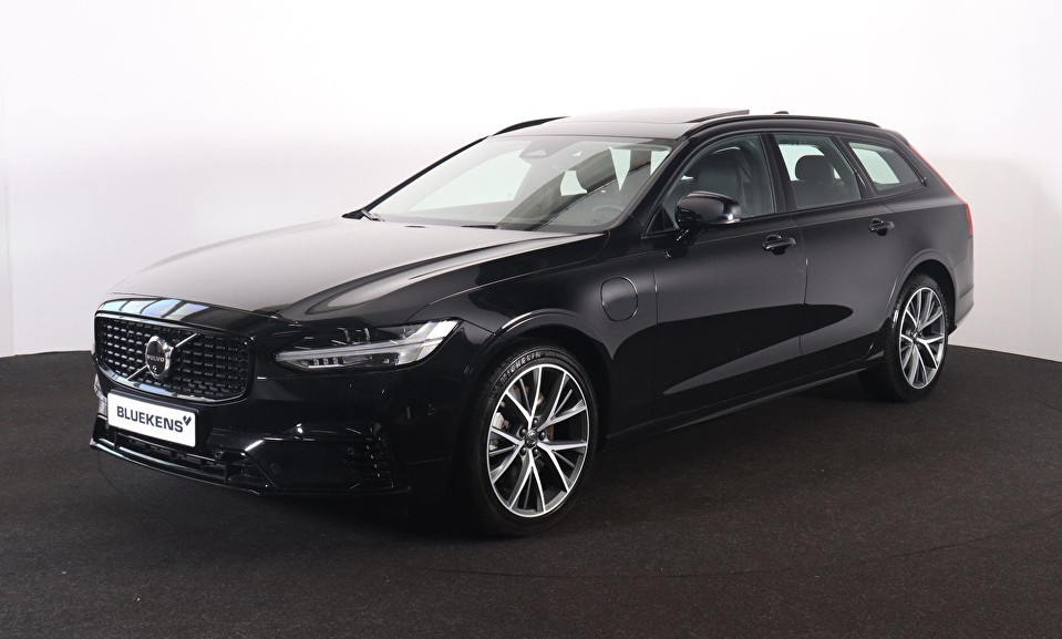 Volvo V90 T8 Recharge AWD Ultra Dark - Luchtvering - Panorama/schuifdak - IntelliSafe Assist & Surround - 360º Camera - Bowers & Wilkins audio - Adaptieve LED koplampen - Verwarmde voorstoelen, stuur & achterbank - Parkeersensoren voor & achter - Elektr. bedienb. voorstoelen met geheugen - Geventileerde voorstoelen - Head up display - Inklapbare trekhaak - 20' LMV