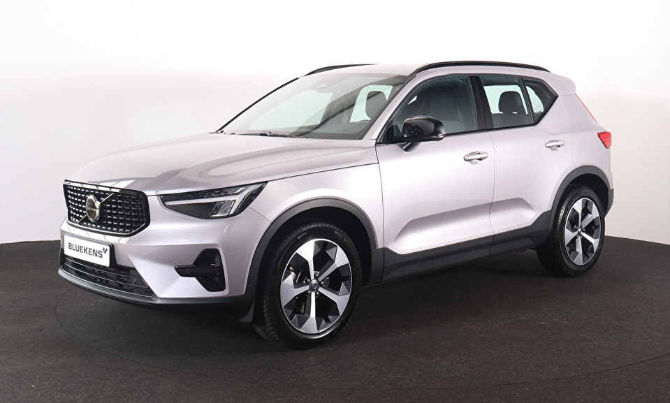 Volvo XC40 B4 Plus Dark - IntelliSafe Assist & Surround - Harman/Kardon audio - Parkeercamera achter - Verwarmde voorstoelen & stuur - Parkeersensoren voor & achter - Elektr. bedienb. voorstoelen met geheugen links - Draadloze tel. lader - Inklapbare trekhaak - 19' LMV