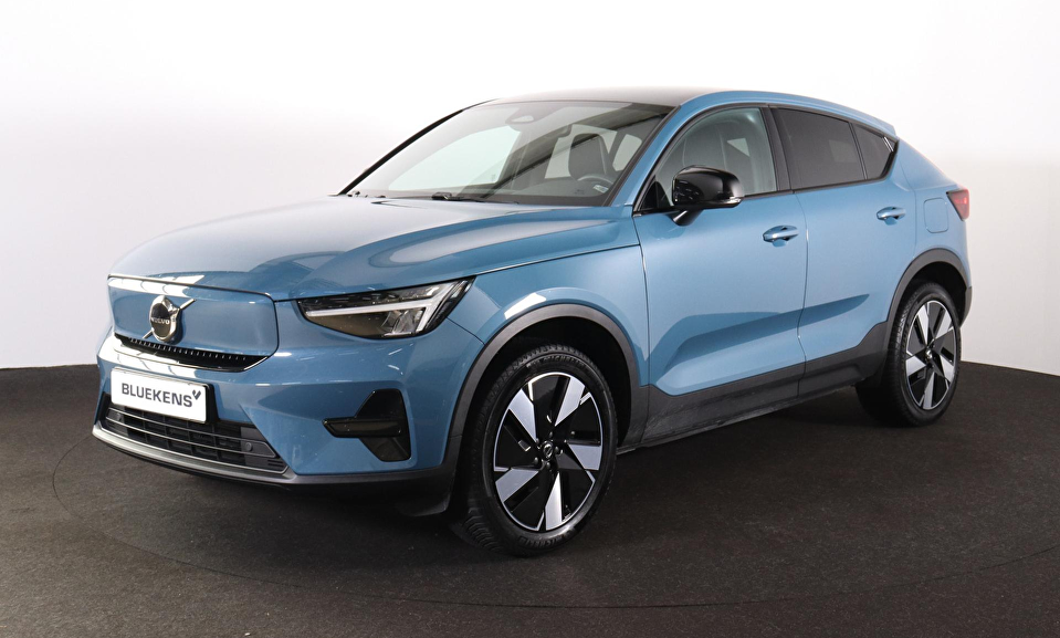Volvo C40 Extended Range Plus 82 kWh - IntelliSafe Assist & Surround - Parkeercamera achter - Verwarmde voorstoelen & stuur - Parkeersensoren voor & achter - Draadloze tel. lader - Warmtepomp - High Performance audio- Extra getint glas - Semi elektr. inklapbare trekhaak - 19' LMV