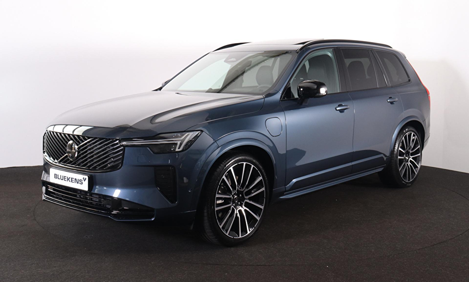 Volvo XC90 T8 Recharge AWD Ultra Dark Exec. Ed. - Luchtvering - Panorama/schuifdak - IntelliSafe Assist & Surround - 360º Camera - Bowers & Wilkins audio - Adaptieve LED koplampen - Verwarmde voorstoelen, stuur & achterbank - Parkeersensoren voor & achter - Elektr. bedienb. voorstoelen met geheugen - Geventileerde voorstoelen - Head up display - Draadloze tel. lader - Extra getint glas - 22' LMV