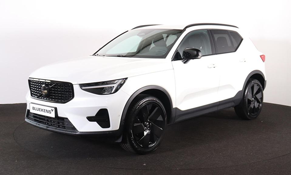 Volvo XC40 B3 Plus Black Edition - IntelliSafe Assist & Surround - 360º Camera - Harman Kardon audio - Verwarmde voorstoelen & stuur - Parkeersensoren voor & achter - Elektr. bedienb. voorstoelen met geheugen links - Draadloze tel. lader - Standkachel - Extra getint glas - 20'' LMV