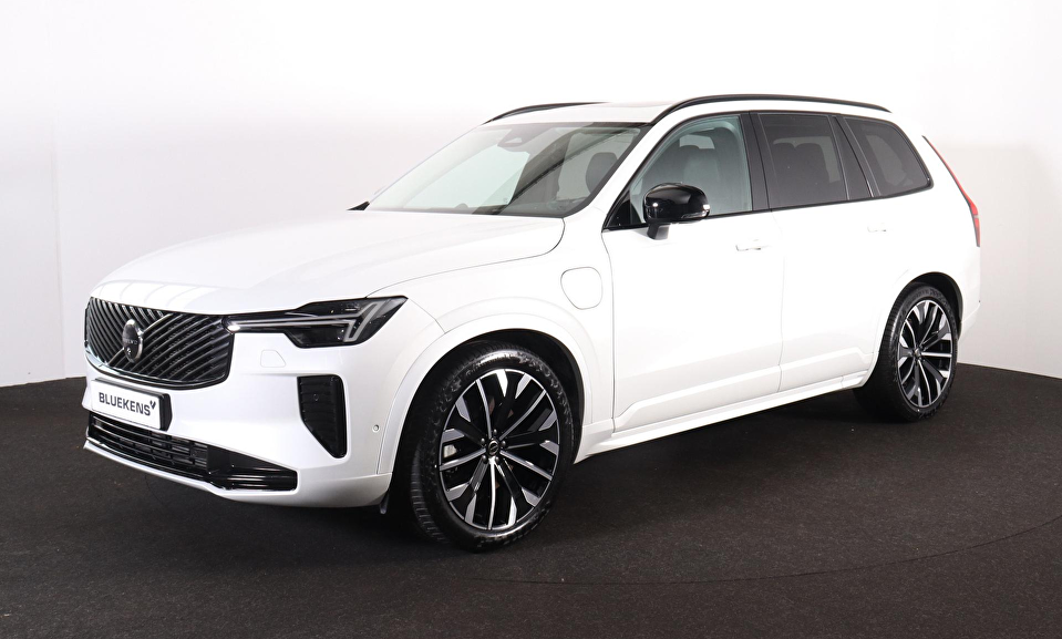 Volvo XC90 T8 Recharge AWD Plus Dark - Luchtvering - Panorama/schuifdak - IntelliSafe Assist & Surround - 360º Camera - Bowers & Wilkins audio - Adaptieve LED koplampen - Verwarmde voorstoelen, stuur & achterbank - Parkeersensoren voor & achter - Elektr. bedienb. voorstoelen met geheugen - Geventileerde voorstoelen - Draadloze tel. lader - Extra getint glas - Inklapbare trekhaak - 21' LMV