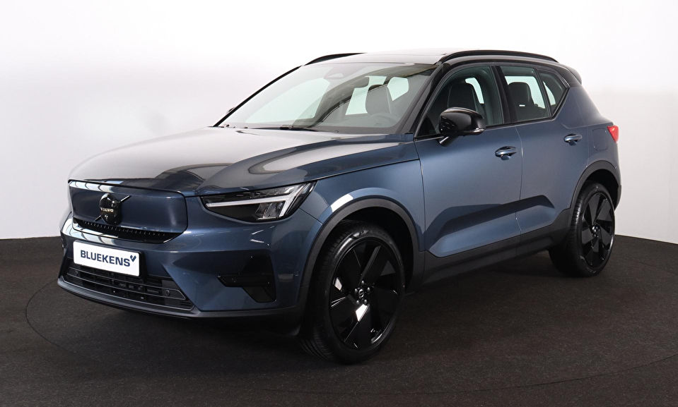 Volvo EX40 Ext. Range Ultra Black Edition Europa 82 kWh - Panoramisch schuif-/kanteldak - 360º camera - Apple® CarPlay - 20 inch - Wing lets achterklepspoiler - Elektr. verstelbare voorstoelen, links met geheugen - Harman Kardon - IntelliSafe Assist & Surround - Stoelverwarming voor & achter - Verwarmbaar stuur - Keyless - Parkeersensoren voor & achter