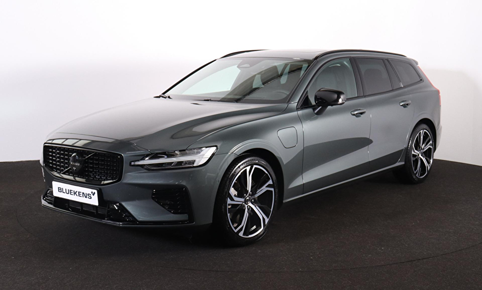 Volvo V60 T8 AWD Plus Dark Performance Edition - IntelliSafe Assist & Surround - Panoramisch schuif-/kanteldak - 360º camera - Harman Kardon - Stoelverwarming voor & achter - Verwarmbaar stuur - Keyless - Parkeersensoren voor & achter - Elektrisch verstelbare voorstoelen met geheugen - Geïntegreerde Google Maps - Apple® CarPlay - 19 inch lichtmetalen velgen