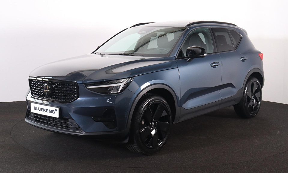 Volvo XC40 B3 Plus Black Edition - Panorama/schuifdak - IntelliSafe Assist & Surround - 360º Camera - Harman/Kardon audio - Verwarmde voorstoelen & stuur - Parkeersensoren voor & achter - Elektr. bedienb. voorstoelen met geheugen links - Draadloze tel. lader - Standkachel - Extra getint glas - 20' LMV