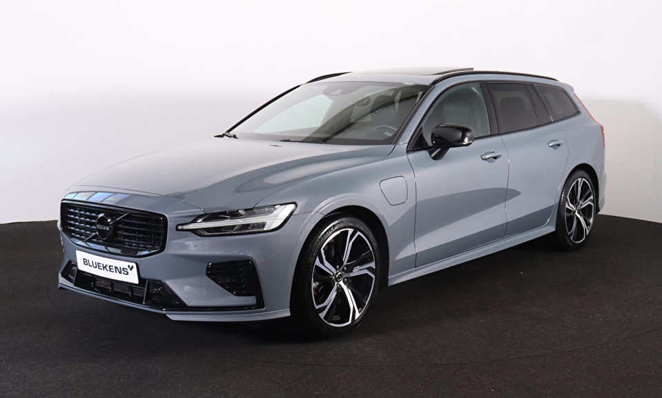 Volvo V60 T6 Recharge AWD R-Design - Panorama/schuifdak - IntelliSafe Assist - Harman/Kardon audio - Parkeercamera achter - Verwarmde voorstoelen & stuur - Parkeersensoren voor & achter - Elektr. bedienb. bestuurdersstoel met geheugen - Extra getint glas - 19' LMV