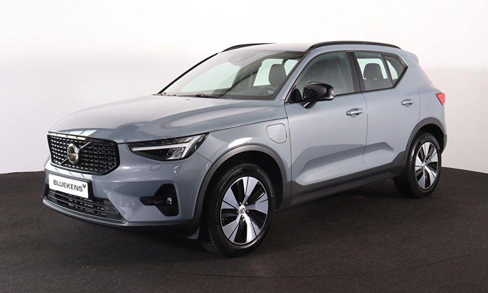 Volvo XC40 T4 Recharge Plus Dark - Intellisafe Assist/Surround - Sensus navigatie - Harman Kardon Audio - Elektrisch bedienbare voorstoelen - Verwarmbare voorstoelen - Parkeercamera - LED koplampen - Mistlampen - Trekhaak semi elektrisch inklapbaar