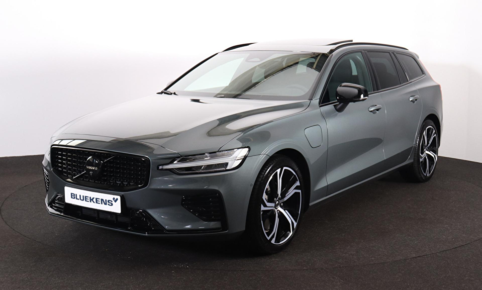 Volvo V60 2.0 T8 Plug-in hybrid AWD Ultra Dark - Performance - Panorama/schuifdak - IntelliSafe Assist & Surround - 360º Camera - Harman/Kardon audio - Verwarmde voorstoelen, stuur & achterbank - Parkeersensoren voor & achter - Elektr. bedienb. voorstoelen met geheugen - Head up display - Extra getint glas - 19' LMV
