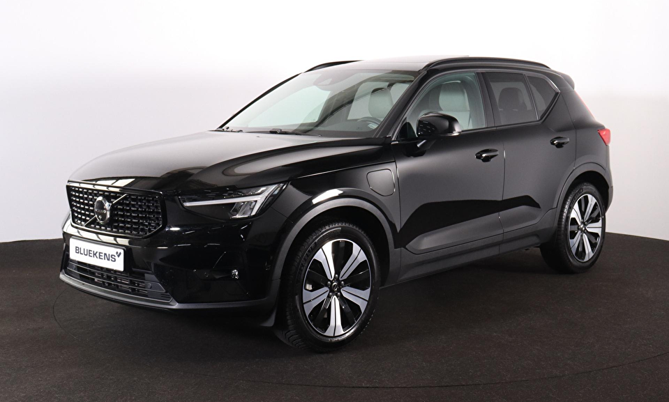 Volvo XC40 T4 Recharge Ultimate Dark - Panorama/schuifdak - IntelliSafe Assist & Surround - 360º Camera - Harman Kardon audio - Verwarmde voorstoelen & stuur - Elektr. bedienb. voorstoelen met geheugen links - Draadloze tel. lader - Extra getint glas - Inklapbare trekhaak - 19' LMV