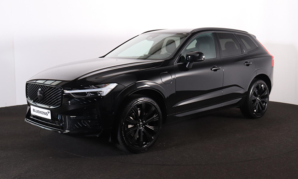 Volvo XC60 2.0 T6 Plug-in hybrid AWD Essential - Black Edition - Fiscale waarde € 64.581 - IntelliSafe Assist & Surround - Verwarmde voorstoelen, stuur & achterbank - Parkeersensoren & camera achter - Draadloze tel. lader - Extra getint glas -Donkere hemel - 21 inch LMV