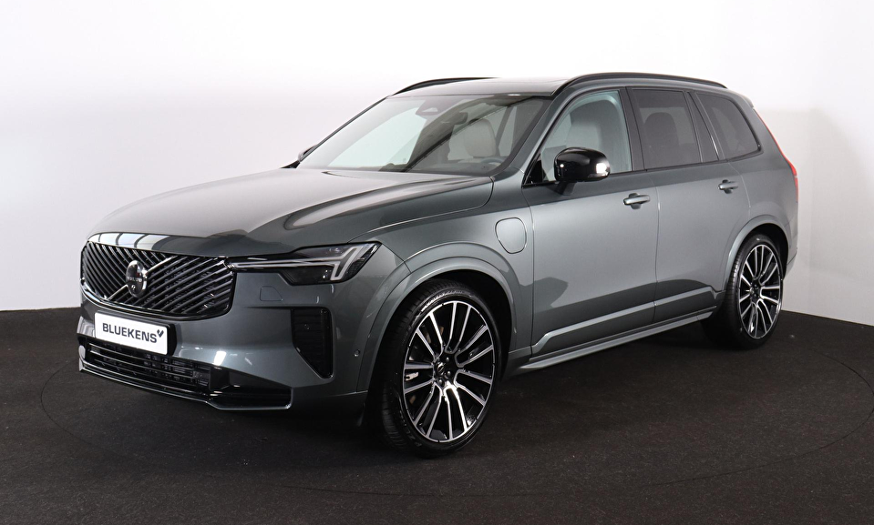Volvo XC90 T8 Recharge AWD Ultra Dark Exec. Ed. - Luchtvering - Panorama/schuifdak - IntelliSafe Assist & Surround - 360º Camera - Bowers & Wilkins audio - Adaptieve LED koplampen - Verwarmde voorstoelen, stuur & achterbank - Parkeersensoren voor & achter - Elektr. bedienb. voorstoelen met geheugen - Geventileerde voorstoelen - Head up display - Draadloze tel. lader - Extra getint glas - 22' LMV