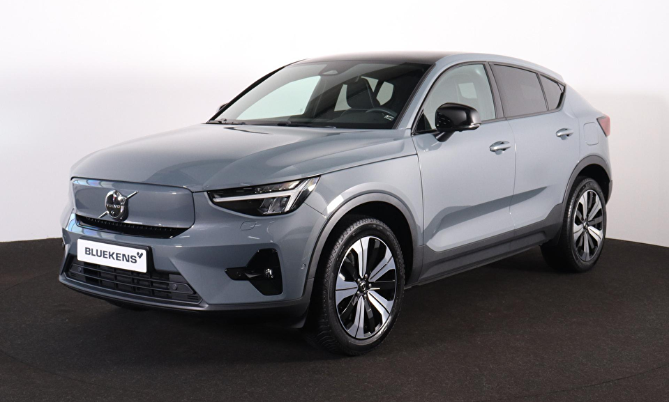 Volvo C40 Recharge Ultimate 69 kWh - Panoramadak - IntelliSafe Assist & Surround - 360º Camera - Harman/Kardon audio - Verwarmde voorstoelen & stuur - Parkeersensoren voor & achter - Elektr. bedienb. voorstoelen met geheugen links - Draadloze tel. lader - Elektr. inklapbare trekhaak - 19' LMV