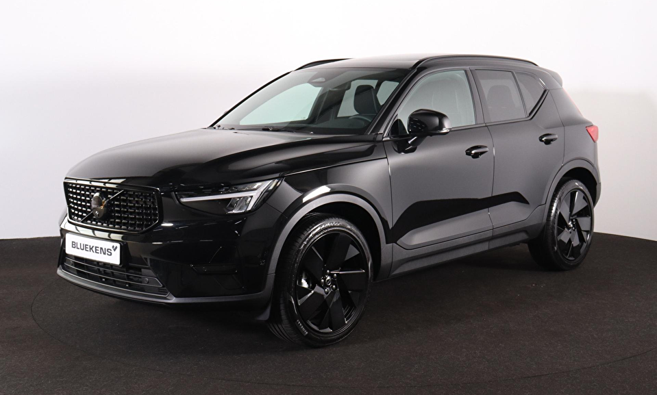 Volvo XC40 B4 Plus Black Edition - Panorama/schuifdak - IntelliSafe Assist & Surround - 360º Camera - Harman/Kardon audio - Verwarmde voorstoelen & stuur - Parkeersensoren voor & achter - Elektr. bedienb. voorstoelen met geheugen links - Draadloze tel. lader - Extra getint glas - Inklapbare trekhaak - 20' LMV