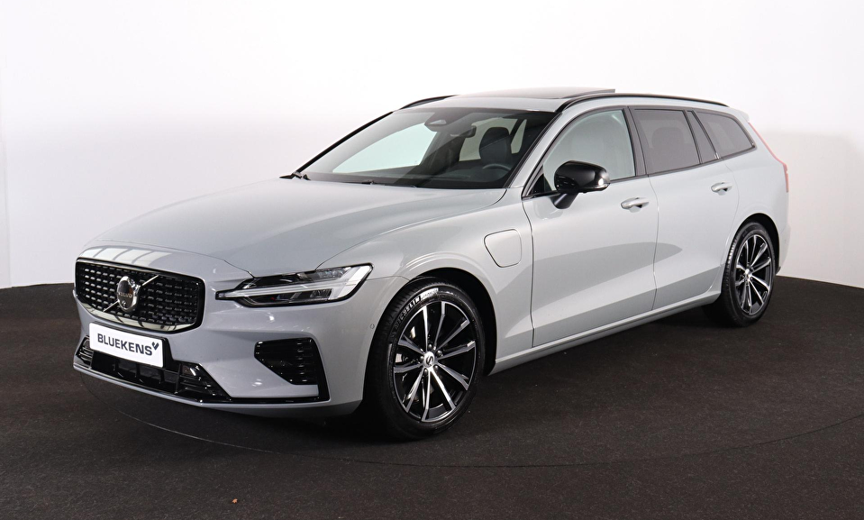 Volvo V60 T8 Recharge AWD Plus Dark - Panorama/schuifdak - IntelliSafe Assist & Surround - 360º Camera - Harman/Kardon audio - Verwarmde voorstoelen, stuur & achterbank - Parkeersensoren voor & achter - Elektr. bedienb. voorstoelen met geheugen - Head up display - Extra getint glas - Inklapbare trekhaak - 18' LMV