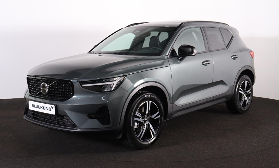 Volvo XC40 B4 Plus Dark - Panorama/schuifdak - IntelliSafe Assist & Surround - Harman/Kardon audio - Parkeercamera achter - Verwarmde voorstoelen & stuur - Parkeersensoren voor & achter - Elektr. bedienb. voorstoelen met geheugen links - Draadloze tel. lader - Extra getint glas - Inklapbare trekhaak - 18' LMV