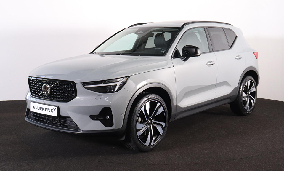 Volvo XC40 B3 Ultimate Dark - Panorama/schuifdak - IntelliSafe Assist & Surround - 360º Camera - Harman/Kardon audio - Adaptieve LED koplampen - Verwarmde voorstoelen & stuur - Parkeersensoren voor & achter - Elektr. bedienb. voorstoelen met geheugen links - Draadloze tel. lader - Extra getint glas - 20' LMV
