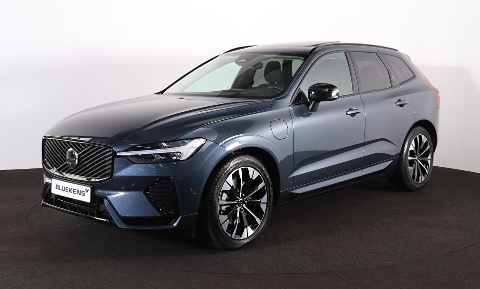 Volvo XC60 T6 Recharge AWD Ultra Dark - Luchtvering - Panorama/schuifdak - IntelliSafe Assist & Surround - 360º Camera - Harman/Kardon audio - Adaptieve LED koplampen - Verwarmde voorstoelen, stuur & achterbank - Parkeersensoren voor & achter - Elektr. bedienb. voorstoelen met geheugen - Head up display - Draadloze tel. lader - Extra getint glas - Inklapbare trekhaak - 20' LMV