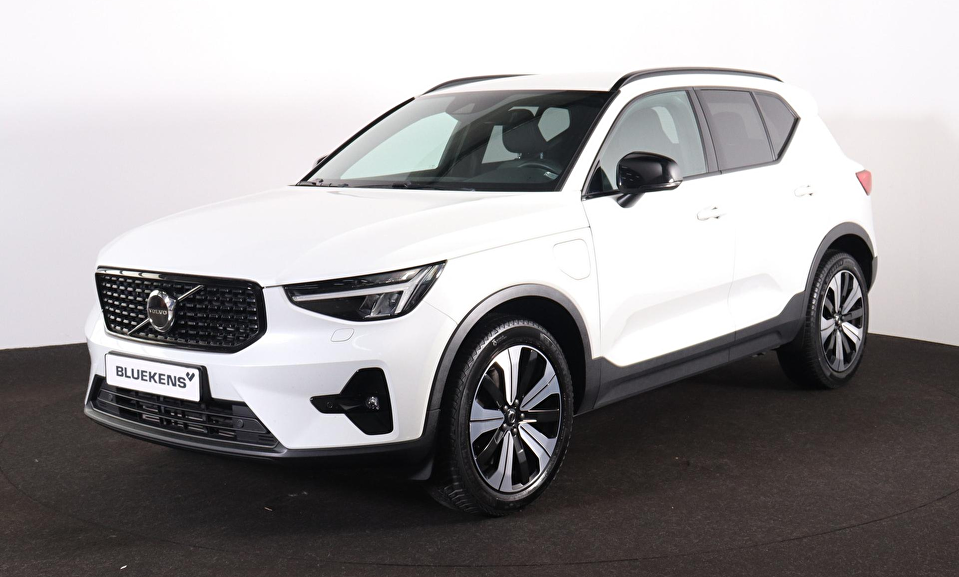 Volvo XC40 T5 Recharge Plus Dark - IntelliSafe Assist & Surround - Harman/Kardon audio - Parkeercamera achter - Verwarmde voorstoelen & stuur - Parkeersensoren voor & achter - Elektr. bedienb. voorstoelen met geheugen links - Draadloze tel. lader - Extra getint glas - Inklapbare trekhaak - 19' LMV