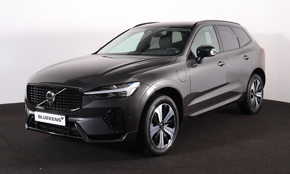 Volvo XC60 T8 Recharge AWD Plus Dark - Panorama/schuifdak - IntelliSafe Assist & Surround - Harman/Kardon audio - Adaptieve LED koplampen - Parkeercamera achter - Verwarmde voorstoelen, stuur & achterbank - Parkeersensoren voor & achter - Elektr. bedienb. voorstoelen met geheugen - Draadloze tel. lader - Extra getint glas - Inklapbare trekhaak - 19' LMV