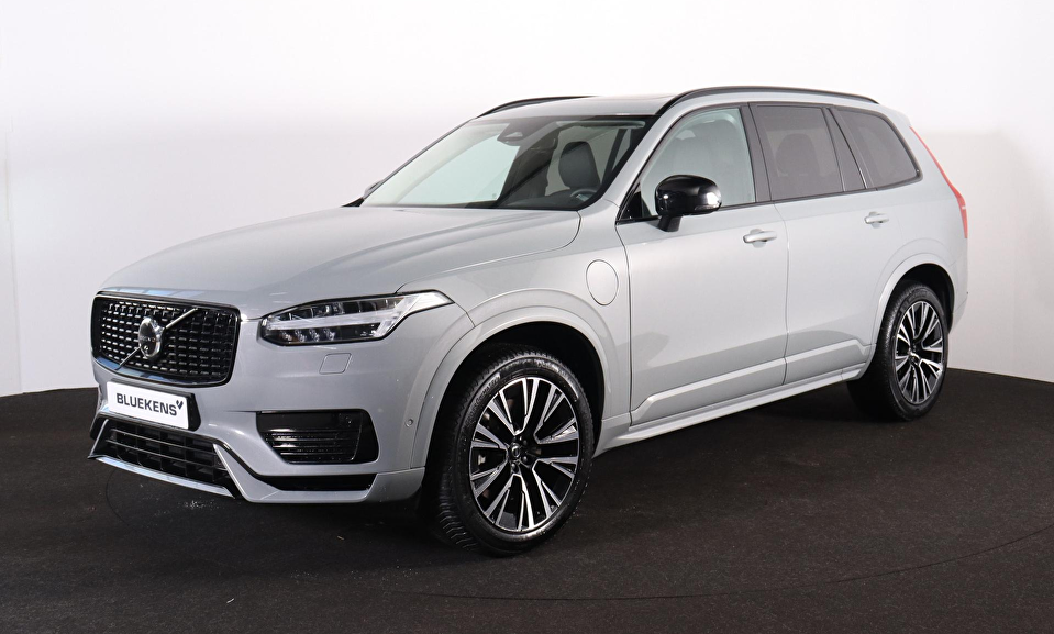 Volvo XC90 T8 Recharge AWD Plus Dark - Panorama/schuifdak - IntelliSafe Assist & Surround - 360º Camera - Harman/Kardon audio - Adaptieve LED koplampen - Verwarmde voorstoelen, stuur & achterbank - Parkeersensoren voor & achter - Elektr. bedienb. voorstoelen met geheugen - Draadloze tel. lader - Standkachel - Extra getint glas - Inklapbare trekhaak - 20' LMV