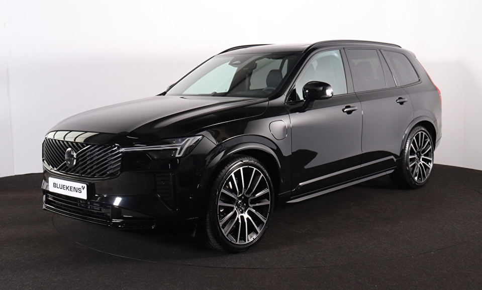 Volvo XC90 T8 Recharge AWD Ultra Dark Exec. Ed. - Luchtvering - Panorama/schuifdak - IntelliSafe Assist & Surround - 360º Camera - Bowers & Wilkins audio - Adaptieve LED koplampen - Verwarmde voorstoelen, stuur & achterbank - Parkeersensoren voor & achter - Elektr. bedienb. voorstoelen met geheugen - Geventileerde voorstoelen - Head up display - Draadloze tel. lader - 22' LMV