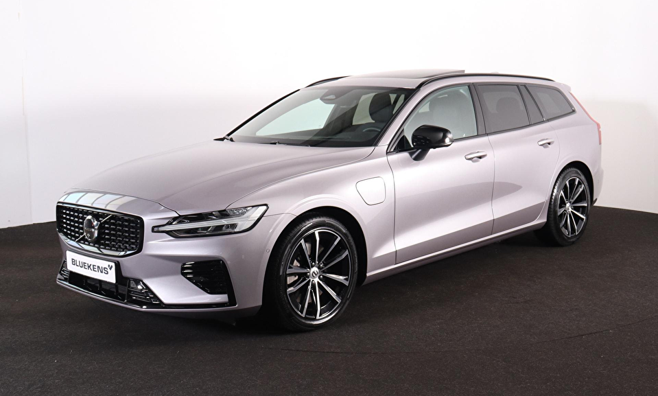 Volvo V60 T8 Recharge AWD Plus Dark - Panorama/schuifdak - IntelliSafe Assist & Surround - 360º Camera - Harman/Kardon audio - Verwarmde voorstoelen, stuur & achterbank - Parkeersensoren voor & achter - Elektr. bedienb. voorstoelen met geheugen - Head up display - Extra getint glas - Inklapbare trekhaak - 18' LMV