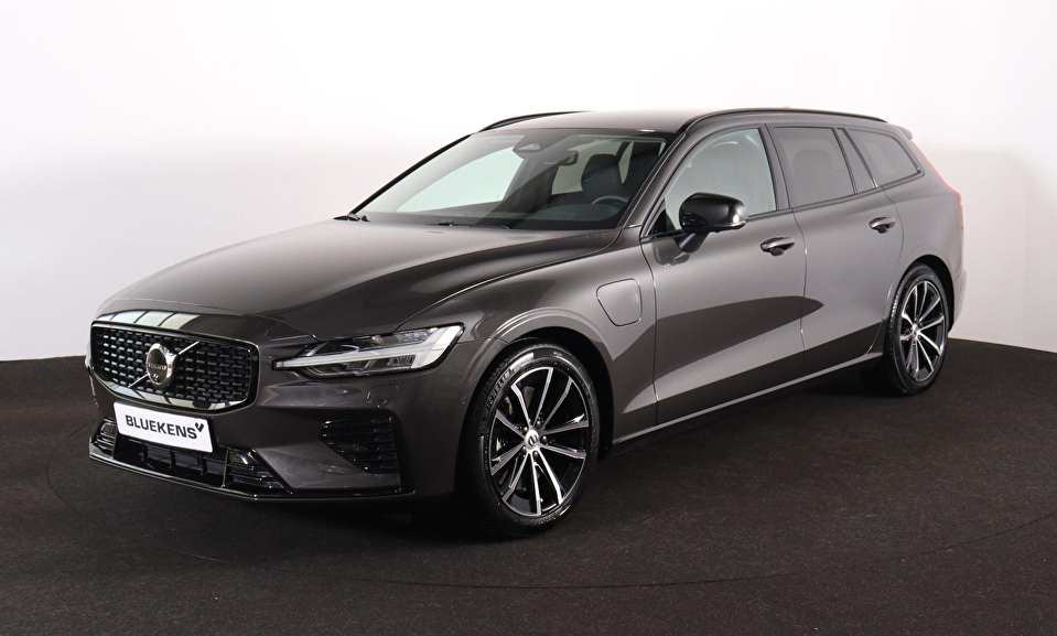 Volvo V60 T6 Recharge AWD Plus Dark - IntelliSafe Assist & Surround - 360º Camera - Harman/Kardon audio - Adaptieve LED koplampen - Verwarmde voorstoelen, stuur & achterbank - Parkeersensoren voor & achter - Elektr. bedienb. voorstoelen met geheugen - Extra getint glas - Inklapbare trekhaak - 18' LMV