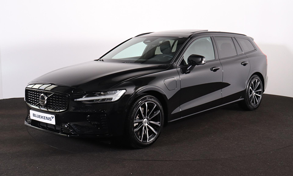 Volvo V60 T8 Recharge AWD Plus Dark - Panorama/schuifdak - IntelliSafe Assist & Surround - 360º Camera - Harman/Kardon audio - Verwarmde voorstoelen, stuur & achterbank - Parkeersensoren voor & achter - Elektr. bedienb. voorstoelen met geheugen - Head up display - Extra getint glas - Inklapbare trekhaak - 18' LMV
