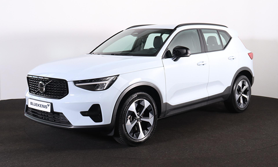 Volvo XC40 B4 Plus Dark - IntelliSafe Assist & Surround - Harman/Kardon audio - Parkeercamera achter - Verwarmde voorstoelen & stuur - Parkeersensoren voor & achter - Elektr. bedienb. voorstoelen met geheugen links - Draadloze tel. lader - Inklapbare trekhaak - 19' LMV