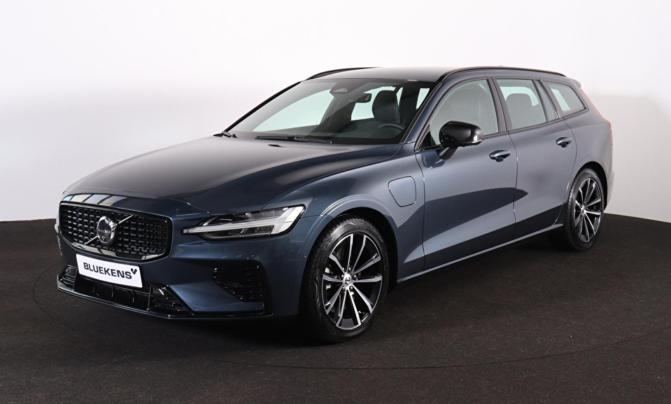 Volvo V60 T6 Recharge AWD Plus Dark - IntelliSafe Assist & Surround - 360º Camera - Harman/Kardon audio - Verwarmde voorstoelen, stuur & achterbank - Parkeersensoren voor & achter - Elektr. bedienb. voorstoelen met geheugen - Inklapbare trekhaak - 18' LMV